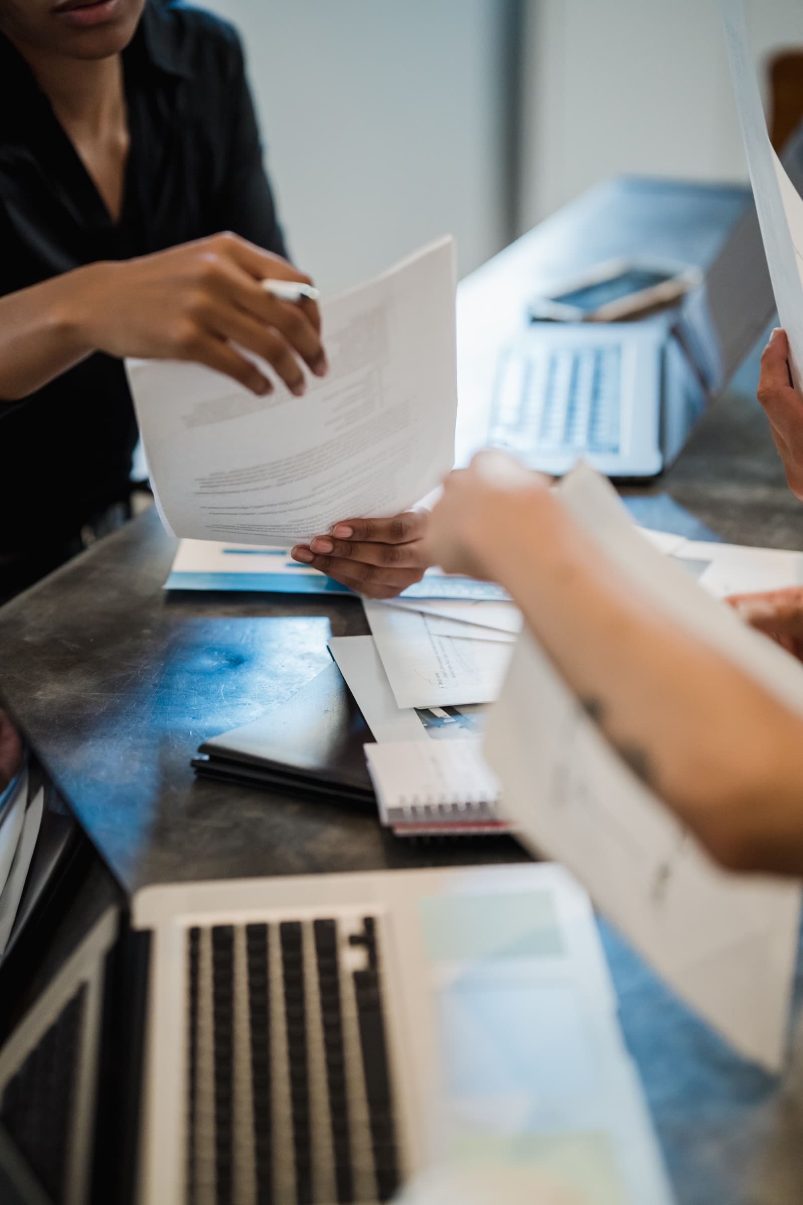 Personas revisando documentos durante un diagnóstico operativo